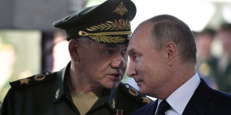 פוטין ושויגו. צילום: AFP פוטין משנה את מאזן הכוח: מאחורי ההדחה של שר ההגנה הרוסי