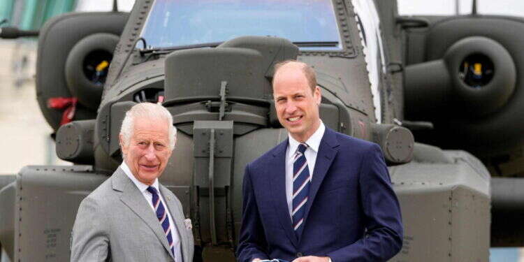 הנסיך ויליאם מקבל את המינוי מאביו המלך צ'ארלס בבסיס חיל האוויר המלכותי. צילום: AFP המלך צ'ארלס מצא דרך חדשה לפגוע בהארי