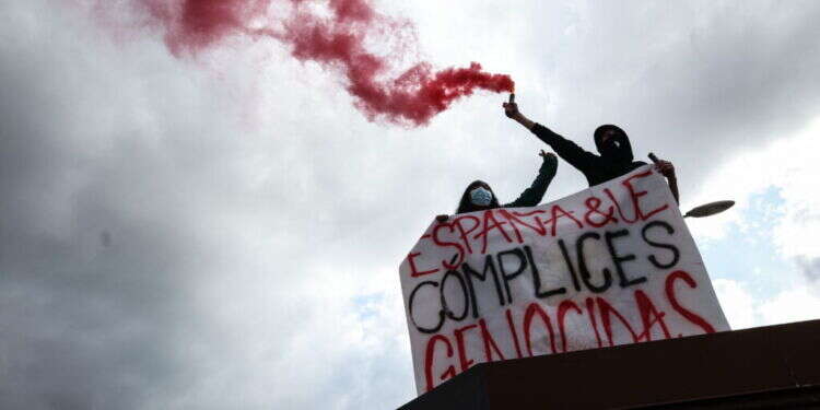 הפגנה נגד ישראל באוניברסיטה במדריד. צילום: AFP הסטודנטים שמפגינים נגד ישראל הם אנטישמים – אז מה?