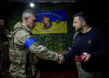 זלנסקי פוגש לוחמים בחרקוב. צילום: AFP