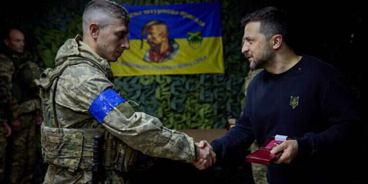 זלנסקי פוגש לוחמים בחרקוב. צילום: AFP