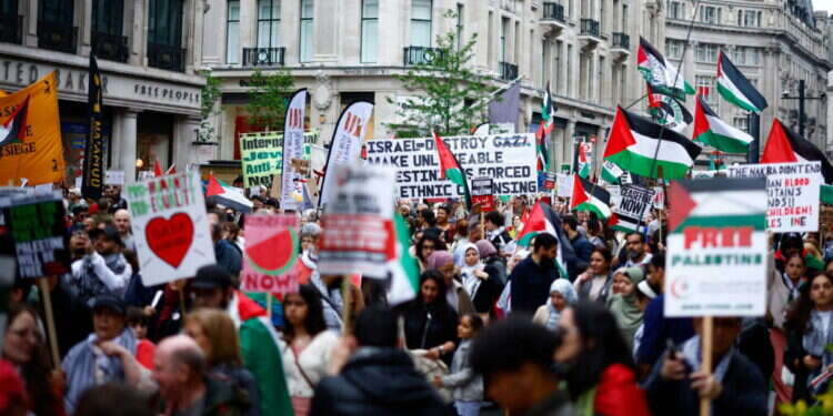 הפרס למרצחי חמאס. הפגנה אנטי־ישראלית בלונדון, בשבת שעברה. צילום: AFP אופנת רחוב אוקספורד 2024: כאפייה