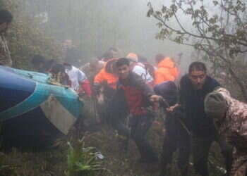 צוות החילוץ האיראני סמוך למסוק של ראיסי שהתרסק