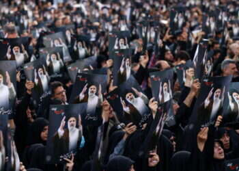 אזרחים איראניים מתאספים בכיכר בטהרן כדי לבכות את מותו של הנשיא אבראהים ראיסי, שנהרג בהתרסקות מסוק יחד עם בכירים בקבינט