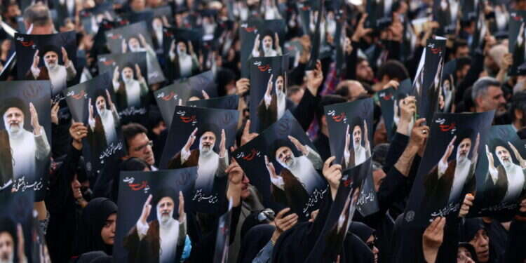 אזרחים איראניים מתאספים בכיכר בטהרן כדי לבכות את מותו של הנשיא אבראהים ראיסי, שנהרג בהתרסקות מסוק יחד עם בכירים בקבינט. צילום: AFP אזרחים איראניים מתאספים בכיכר בטהרן כדי לבכות את מותו של הנשיא אבראהים ראיסי, שנהרג בהתרסקות מסוק יחד עם בכירים בקבינט