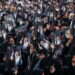 אזרחים איראניים מתאספים בכיכר בטהרן כדי לבכות את מותו של הנשיא אבראהים ראיסי, שנהרג בהתרסקות מסוק יחד עם בכירים בקבינט