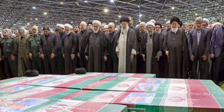 חמינאי ובכירי המשטר באיראן בהלווייתו של ראיסי. צילום: איי.אף.פי חמינאי ובכירי המשטר באיראן בהלווייתו של ראיסי, השבוע. צילום: איי.אף.פי