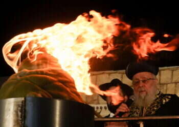 הראשון לציון הרב יצחק יוסף בהדלקה המסורתית במירון בל"ג בעומר