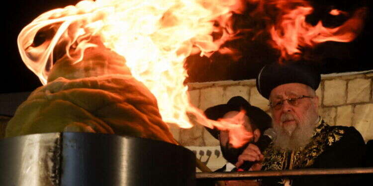 הראשון לציון הרב יצחק יוסף בהדלקה המסורתית במירון בל"ג בעומר