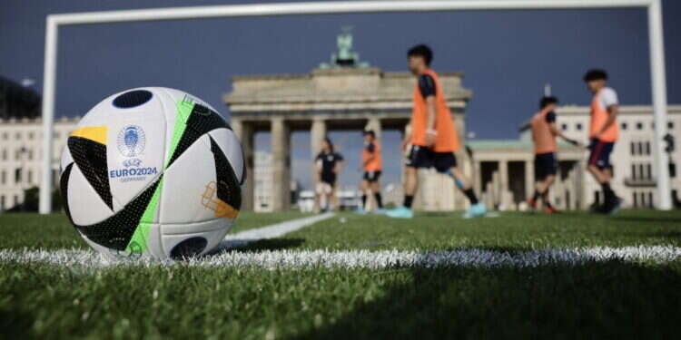 הכדור הרשמי ליורו 2024 עד הדשא בברלין, גרמניה. צילום: Jens Schlueter / AFP הפייבוריטית, האנדרדוג והכבשה השחורה: התחזיות ליורו 2024