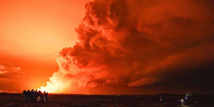 התפרצות הר הגעש באיסלנד, אתמול. צילום: Ael Kermarec / AFP איסלנד: התפרצות הר הגעש עשויה להיות "החזקה ביותר עד היום"