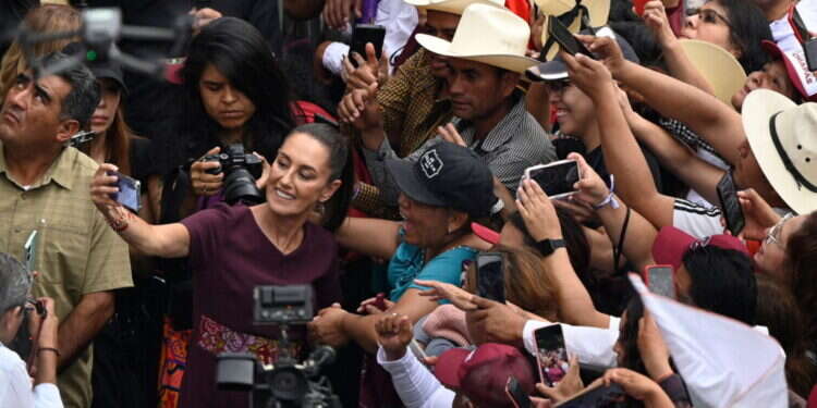 שיינבאום עם אוהדיה במקסיקו־סיטי, השבוע. צילום: איי.אף.פי קלאודיה שיינבאום: מדענית, יהודייה וכנראה הנשיאה הבאה של מקסיקו