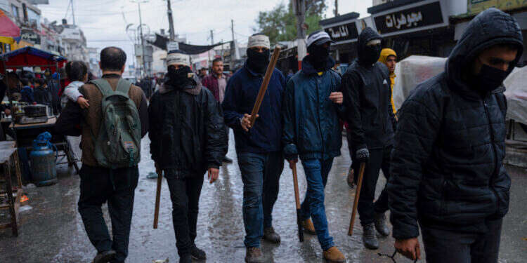 רעולי פנים מטעם  רעולי פנים מטעם "הוועדה העממית להגנה" מסיירים לאחרונה ברחובות רפיח. צילום: איי.פי