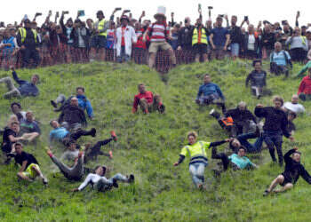 רדיפה אחרי גבינה במורד הגבעה: התחרויות הביזאריות של אנגליה