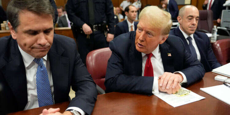 טראמפ בדיון היום. צילום: AP טראמפ בדיון היום. צילום: AP