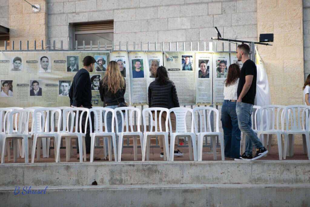 קיר ההנצחה שהוכן בבית הספר לטקס יום הזיכרון . למטה: חמשת בוגרי בית הספר וחברי הקהילה שנפלו מאז שבעה באוקטובר