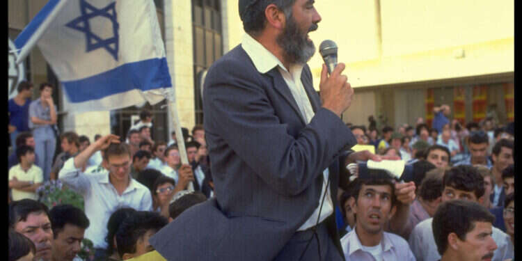 מייסד תנועת כך, מאיר כהנא, נואם בהפגנה בירושלים בשנת 1984. צילום: נתי הרניק, לע מייסד תנועת כך, מאיר כהנא, נואם בהפגנה בירושלים בשנת 1984. צילום: נתי הרניק, לע"מ