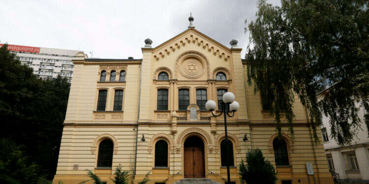 ההתקפה על בית הכנסת בוורשה: עצרת מחאה וגינויים מקיר לקיר