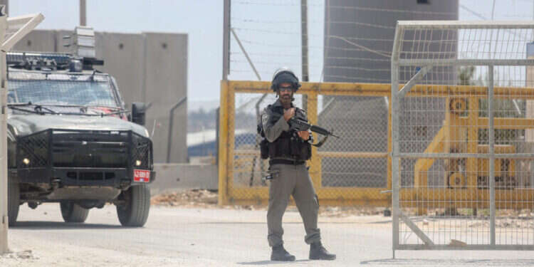 כוחות הביטחון סמוך למחסום עופר. צילום: פלאש 90 נהג האמבולנס שהסיע שב"חים: חובש בכיר לשעבר באיחוד הצלה