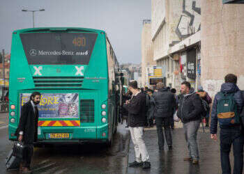 אחרי 4 שנים: נהג ערבי יפצה חרדי שתקף באוטובוס