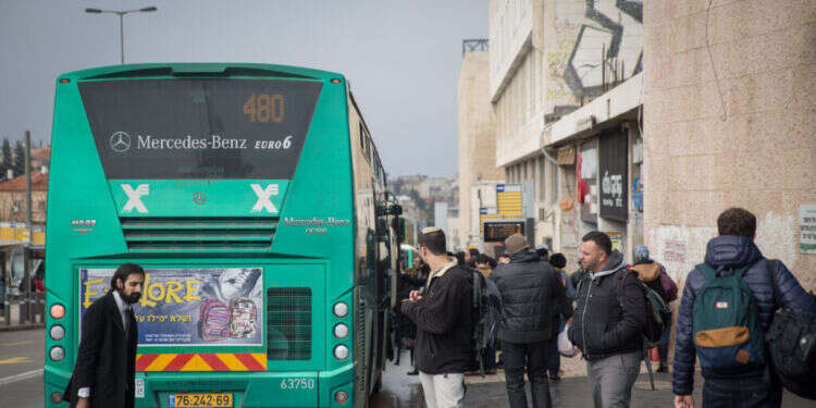 אוטובוס של חברת  אחרי 4 שנים: נהג ערבי יפצה חרדי שתקף באוטובוס