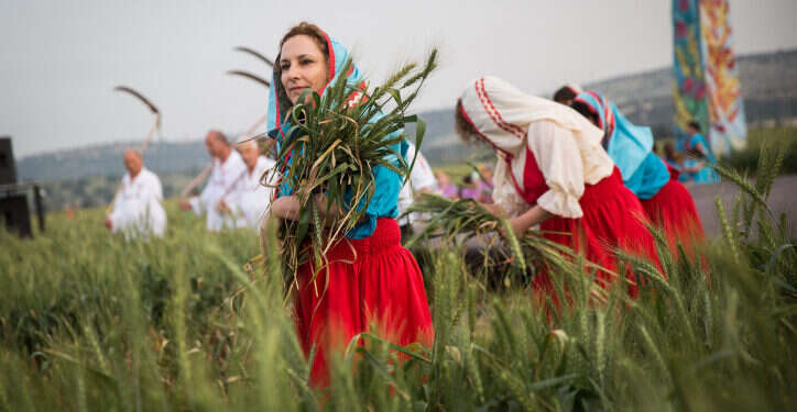 חברי קיבוץ רמת יוחנן מציינים את ספירת העומר בטקס מיוחד, 2017. צילום: הדס פרוש/פלאש90 חברי קיבוץ רמת יוחנן מציינים את ספירת העומר בטקס מיוחד, 2017