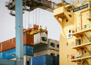 פריקת סחורות בנמל אשדוד. צילום: פלאש 90