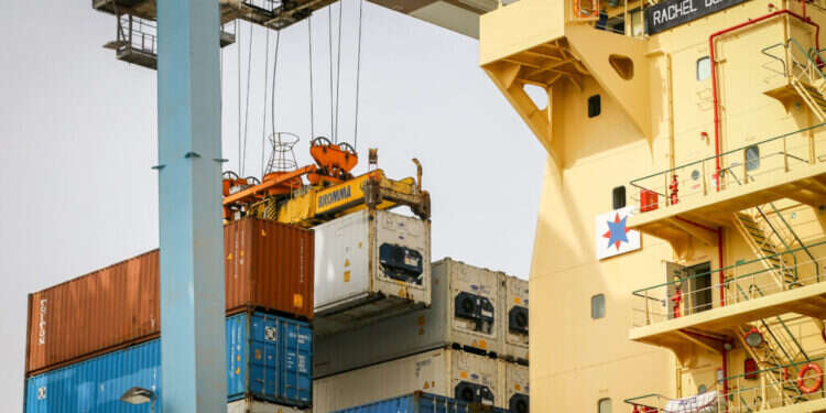 פריקת סחורות בנמל אשדוד. צילום: פלאש 90 פריקת סחורות בנמל אשדוד. צילום: פלאש 90