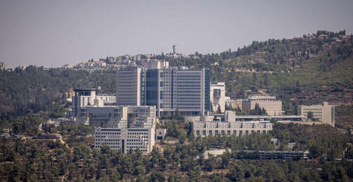 המרכז הרפואי הדסה עין כרם. צילום: יונתן זינדל, פלאש 90 הדסה הסיר את המגן דוד מהלוגו – והחזיר אותו בעקבות לחץ העובדים