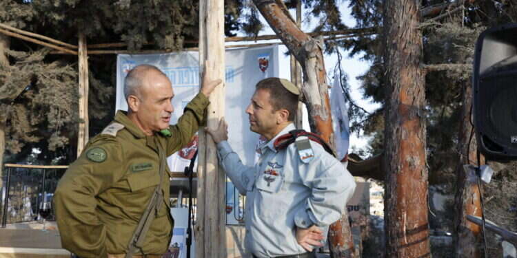 "רק אג'נדה אחת - ביטחון". תא"ל בלוט ואלוף יהודה פוקס. צילום: גרשון אלינסון, פלאש 90