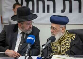 הרב דוד לאו והרב יצחק יוסף. צילום: יונתן זינדל, פלאש 90
