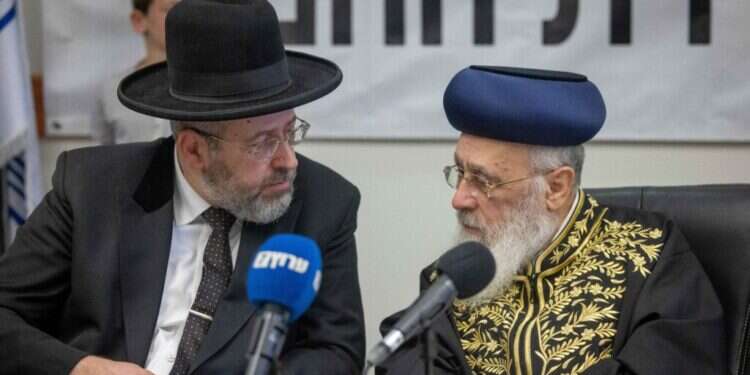 הרב דוד לאו והרב יצחק יוסף. צילום: יונתן זינדל, פלאש 90 הרב דוד לאו והרב יצחק יוסף. צילום: יונתן זינדל, פלאש 90