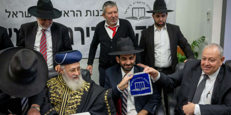 השר לשירותי דת מיכאל מלכיאלי והרב הראשי לישראל יצחק יוסף, בחודש הקודם. צילום: יונתן זינדל, פלאש 90 השר לשירותי דת מיכאל מלכיאלי והרב הראשי לישראל יצחק יוסף, בחודש הקודם. צילום: יונתן זינדל, פלאש 90