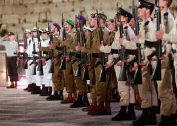 טקס ליל יום הזיכרון בכותל המערבי בירושלים. צילום: אריק מרמור, פלאש 90 טקס ליל יום הזיכרון תשפ"ד 2024 בכותל