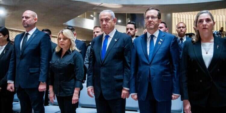 נשיא המדינה יצחק הרצוג ורעייתו, ראש הממשלה בנימין נתניהו ורעייתו ויו טקס יום הזיכרון הממלכתי לחללי מערכות ישראל תשפ"ד 2024 בהיכל הזיכרון