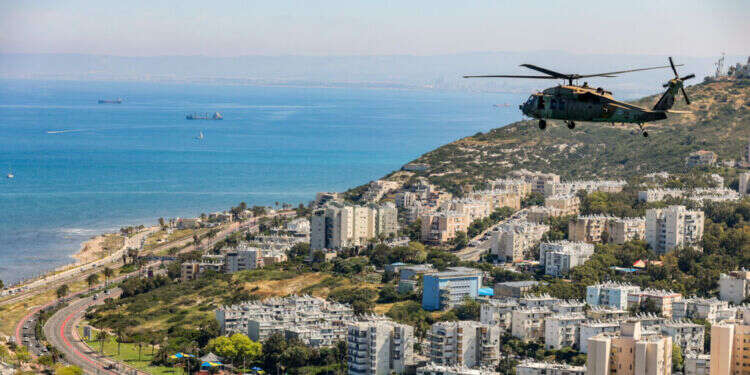 מסוק צה"ל מעל חיפה, מטס יום העצמאות תשפ"ג 2023. צילום: פלאש 90