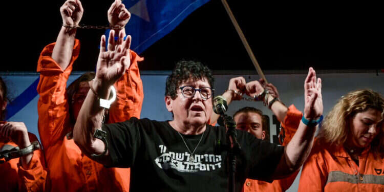 שפי פז בהפגנה בשנה שעברה. צילום: Avshalom Sassoni/Flash90 שפי פז לשופטת: לא מתחרטת על שום דבר, בזה לאכיפה הבררנית