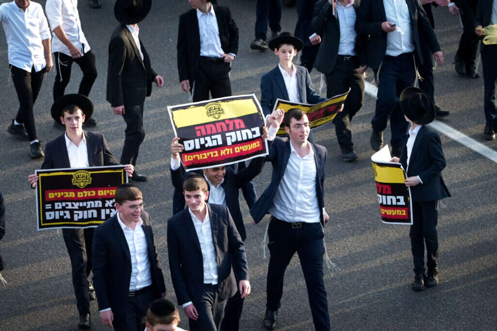 "הכי קל זה להתייאש". הפגנת חרדים נגד הגיוס. צילום: אבשלום ששוני, פלאש 90