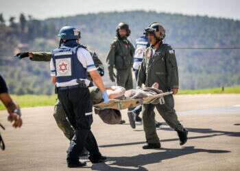 האירוע רב הנפגעים הגדול בתולדות ישראל. פינוי פצועים ב־ 7 באוקטובר. צילום: נעם ריבקין פנטון, פלאש 90