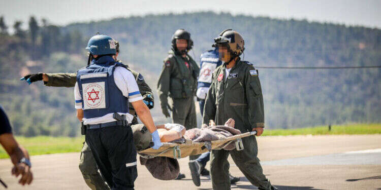 האירוע רב הנפגעים הגדול בתולדות ישראל. פינוי פצועים ב־ 7 באוקטובר. צילום: נעם ריבקין פנטון, פלאש 90