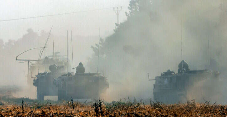 כוחות צה"ל סמוך לשדרות, למחרת הטבח בעוטף עזה. צילום: יוסי זמיר, פלאש 90