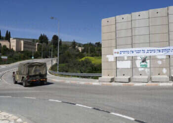 ג'יפ צבאי מול מכללת תל־חי צילומים: אייל מרגולין - ג'יני באמצע המלחמה: מכללת תל־חי הוכרזה כאוניברסיטה