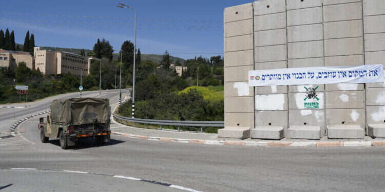 ג'יפ צבאי מול מכללת תל־חי צילומים: אייל מרגולין - ג'יני באמצע המלחמה: מכללת תל־חי הוכרזה כאוניברסיטה