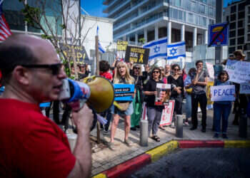 ישראלים מפגינים בעד עסקת חטופים בזמן פגישה בין הנשיא הרצוג למזכיר המדינה האמריקני אנתוני בלינקן