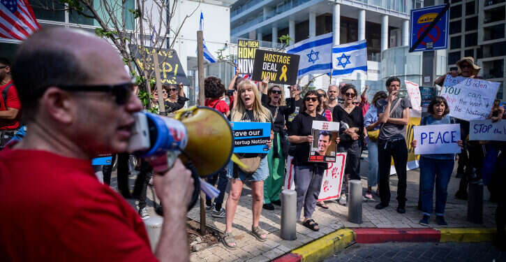 ישראלים מפגינים בעד עסקת חטופים בזמן פגישה בין הנשיא הרצוג למזכיר המדינה האמריקני אנתוני בלינקן. צילום: אבשלום ששוני/פלאש90 ישראלים מפגינים בעד עסקת חטופים בזמן פגישה בין הנשיא הרצוג למזכיר המדינה האמריקני אנתוני בלינקן