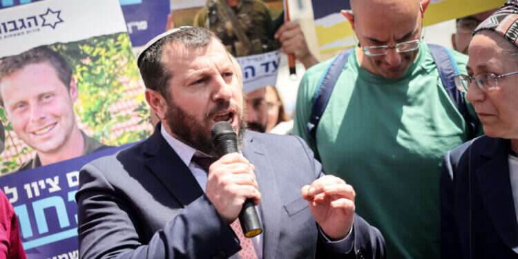 השר עמיחי אליהו בהפגנת פורום הגבורה. צילום: Yonatan Sindel/FLASH90 מפגינים נגד עצמם: הורים שכולים הפגינו מול נתניהו – כמה מהשרים הצטרפו