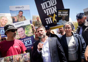 מפגינים נגד עצמם: הורים שכולים הפגינו מול נתניהו – כמה מהשרים הצטרפו