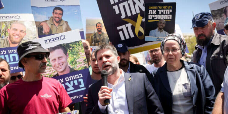 השר בצלאל סמוריץ' בהפגנת פורום הגבורה. צילום:  Yonatan Sindel/FLASH90 מפגינים נגד עצמם: הורים שכולים הפגינו מול נתניהו – כמה מהשרים הצטרפו