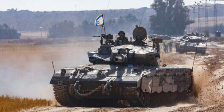 טנק ישראלי סמוך לגבול עם רצועת עזה. צילום: ג'מאל עוואד/פלאש 90 טנק ישראלי סמוך לגבול עם רצועת עזה