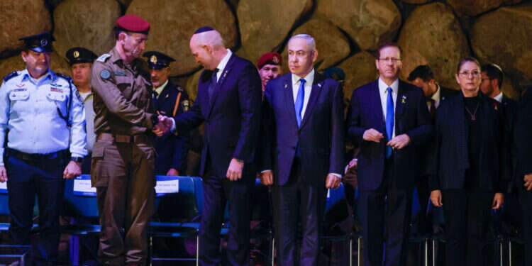 הנשיא, ראש הממשלה, יו"ר הכנסת והרמטכ"ל ביד ושם, השבוע. צילום: אוליבייה פיטוסי, פלאש 90